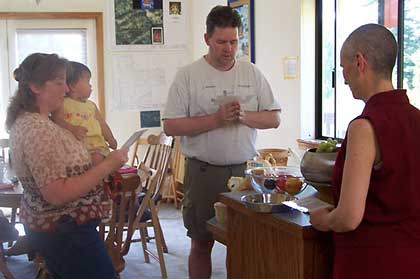 Подношение пищи Сангхе