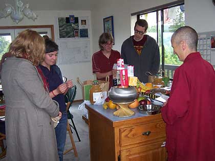 Подношение пищи Сангхе